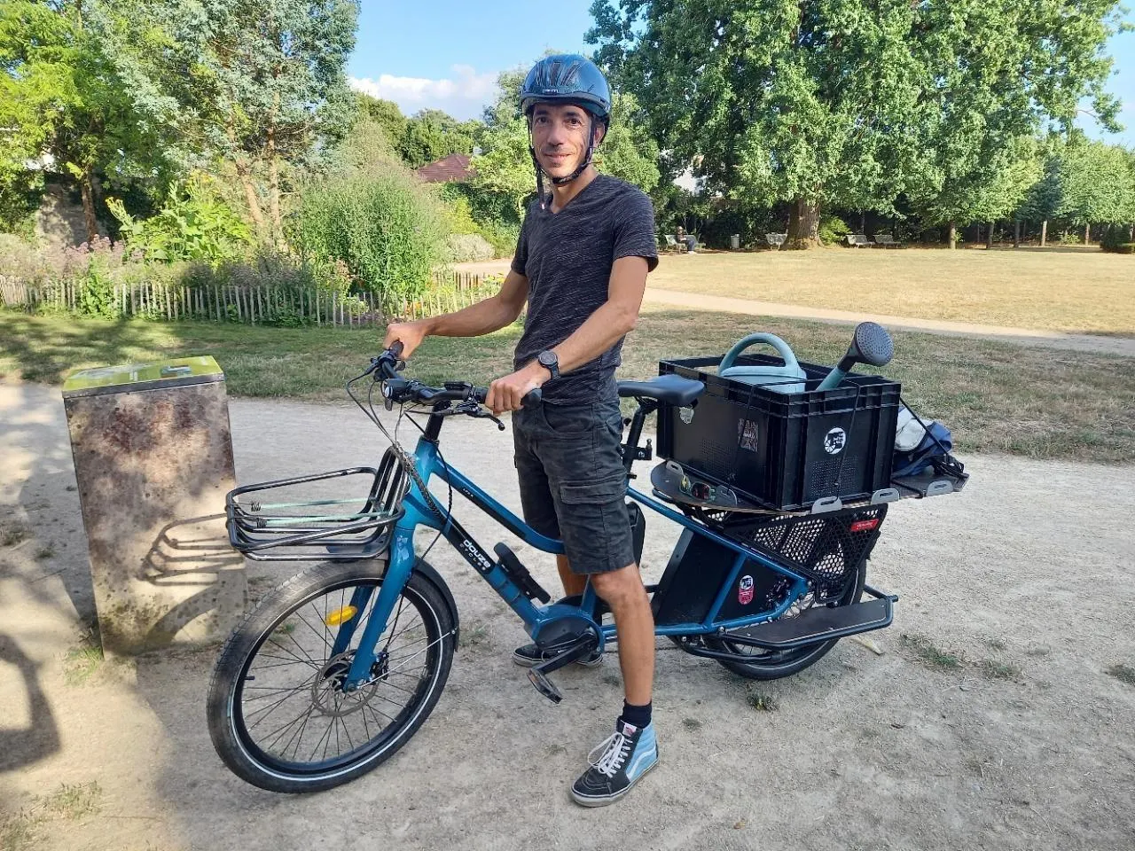 Olivier Trocherie avec son vélo longtail — Les Mains à la Terre