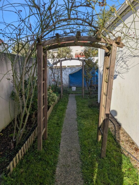 Allée végétalisée et arche en bois
